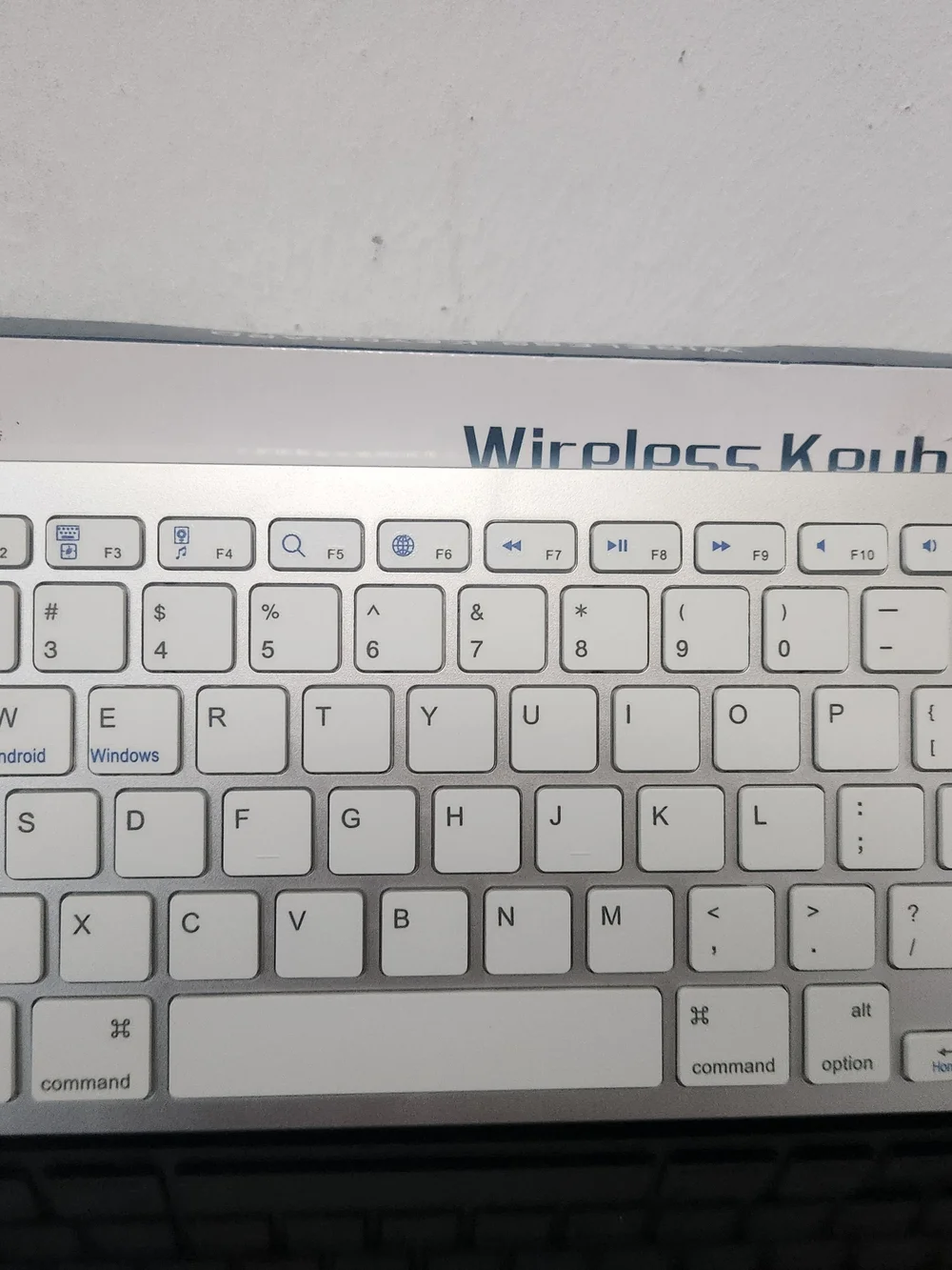 Source Unknown White Wireless Tablet Keyboard